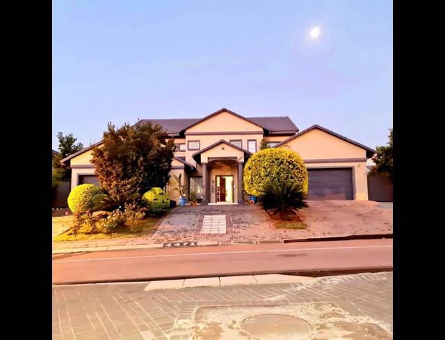 6 BEDROOM HOUSE FOR SALE IN ELDO VILLAGE